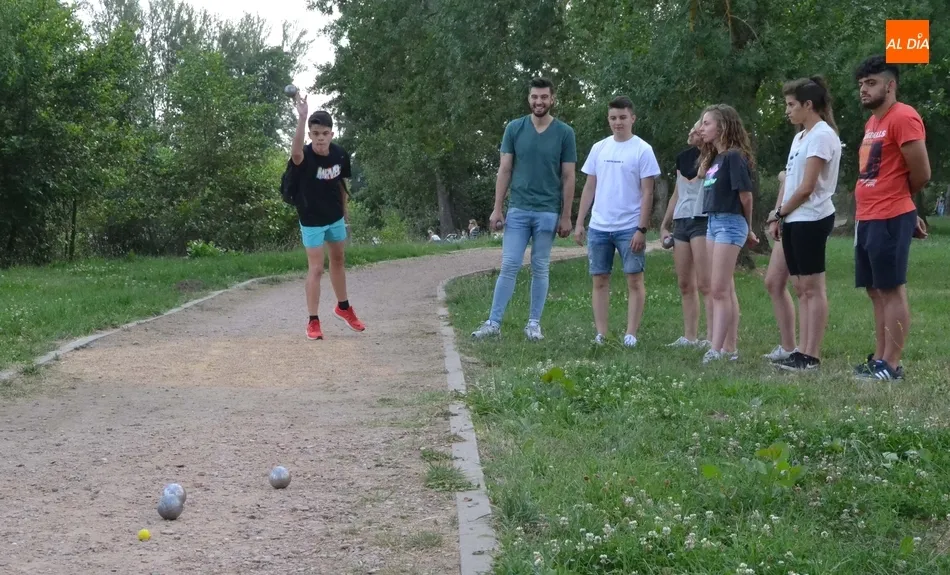 El Grupo Scout Kennedy congrega tanto a jóvenes como a mayores en su torneo de petanca  