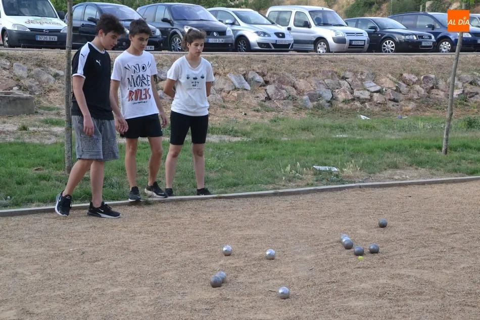 Foto 6 - El Grupo Scout Kennedy congrega tanto a j&oacute;venes como a mayores en su torneo de petanca  