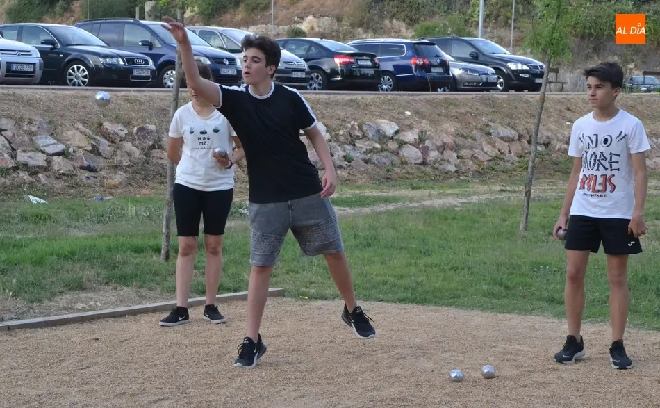 Foto 5 - El Grupo Scout Kennedy congrega tanto a j&oacute;venes como a mayores en su torneo de petanca  