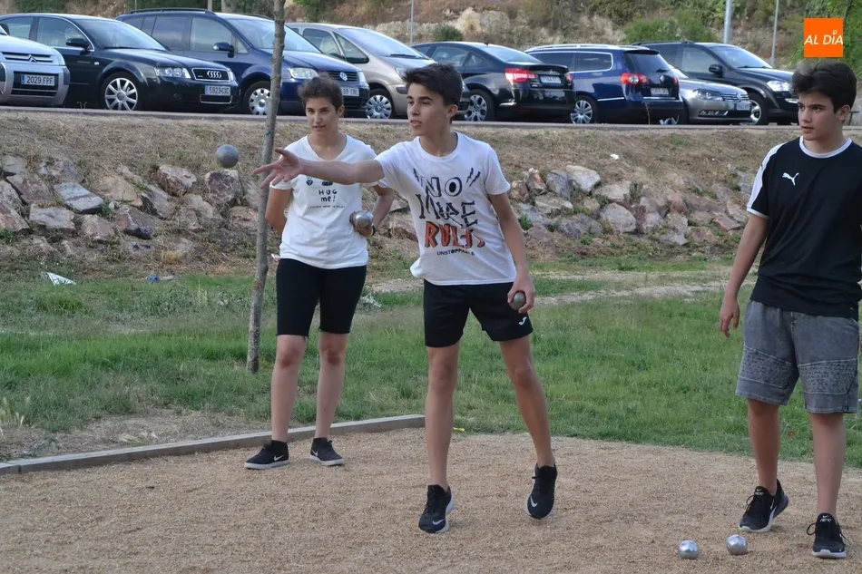 Foto 4 - El Grupo Scout Kennedy congrega tanto a j&oacute;venes como a mayores en su torneo de petanca  