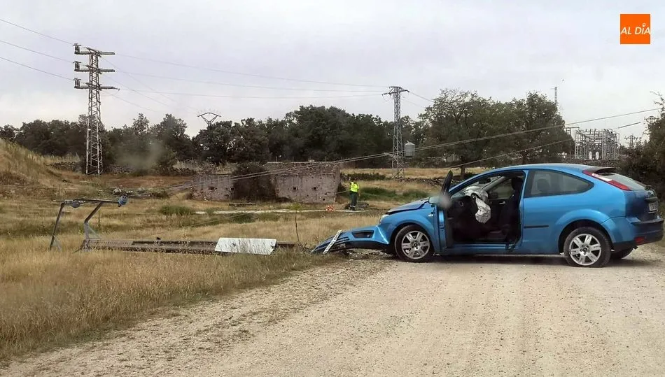El choque del vehículo rompió el poste de hormigón y derribó la línea