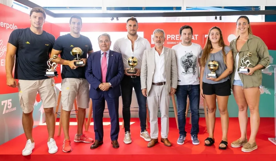 Foto de familia de los premiados con las autoridades | Foto Íñigo Sierra (Especial para RFEN)