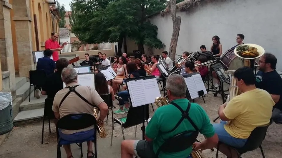 La Banda de Música de Villamayor, preparando el concierto de esta noche