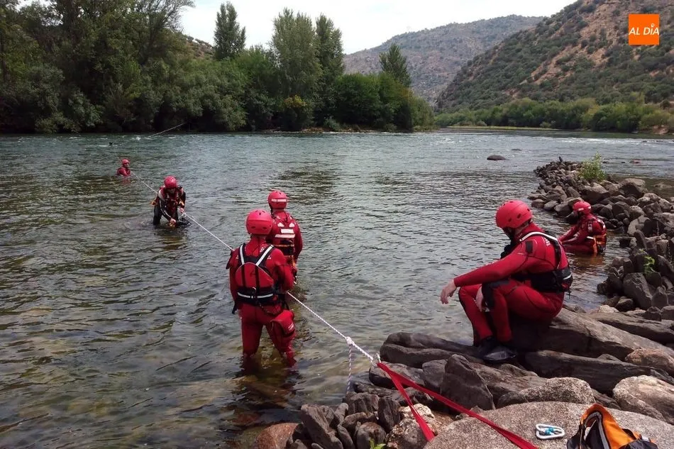 Durante estas prácticas, los bomberos han utilizado cuerdas de rescate y montaje de tirolinas, así como una embarcación de rescate del SPEIS