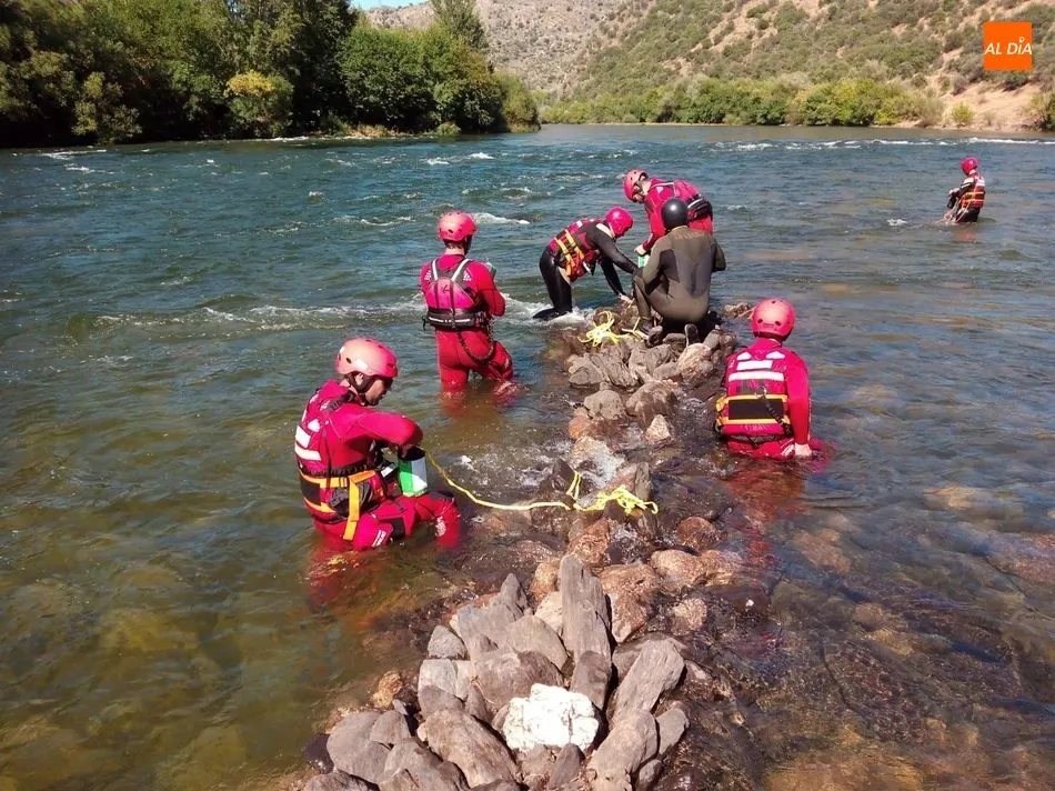 Foto 2 - Bomberos del Parque de Lumbrales y de Villares de la Reina realizan pr&aacute;cticas en los r&iacute;os &Aacute;gueda ...