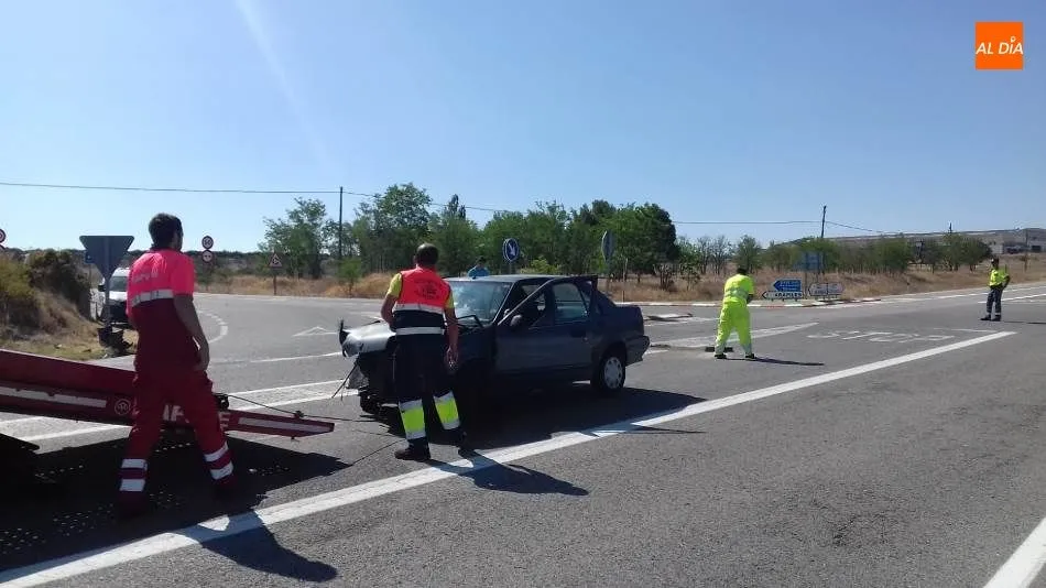 Foto 3 - El choque de dos turismo en la N-630, a su paso por Arapiles, deja tres heridos
