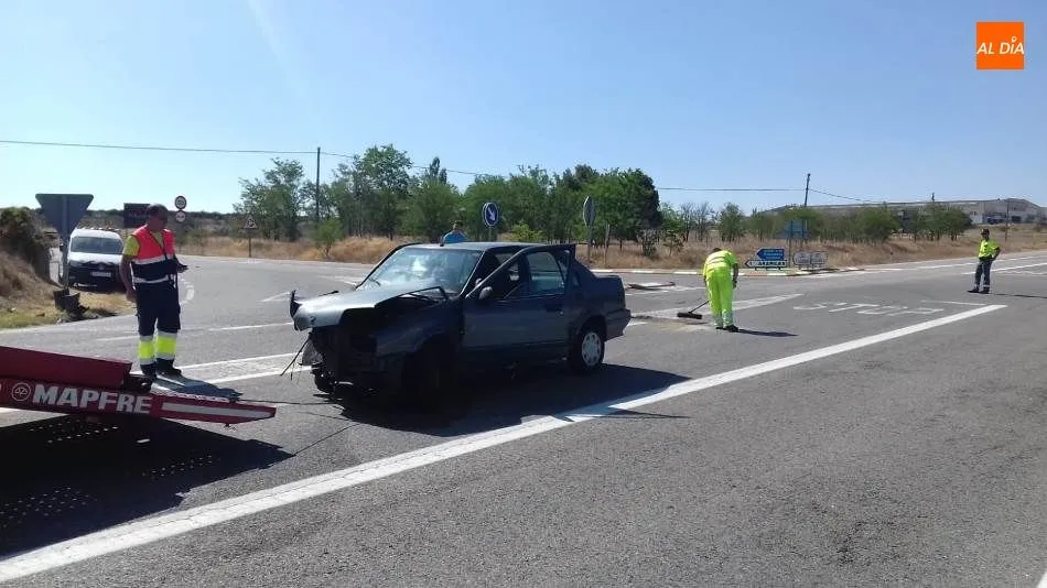 Foto 2 - El choque de dos turismo en la N-630, a su paso por Arapiles, deja tres heridos