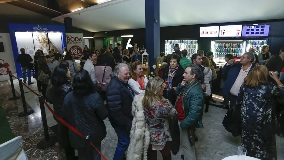Grupo de personas esperan la entrada a los cines Van Dyck Tormes / Archivo