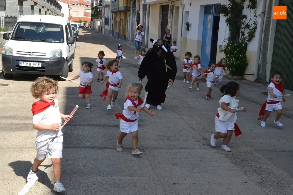 Foto 11 - La Escuela Infantil de Ciudad Rodrigo corre el primer encierro de los Sanfermines 2019  