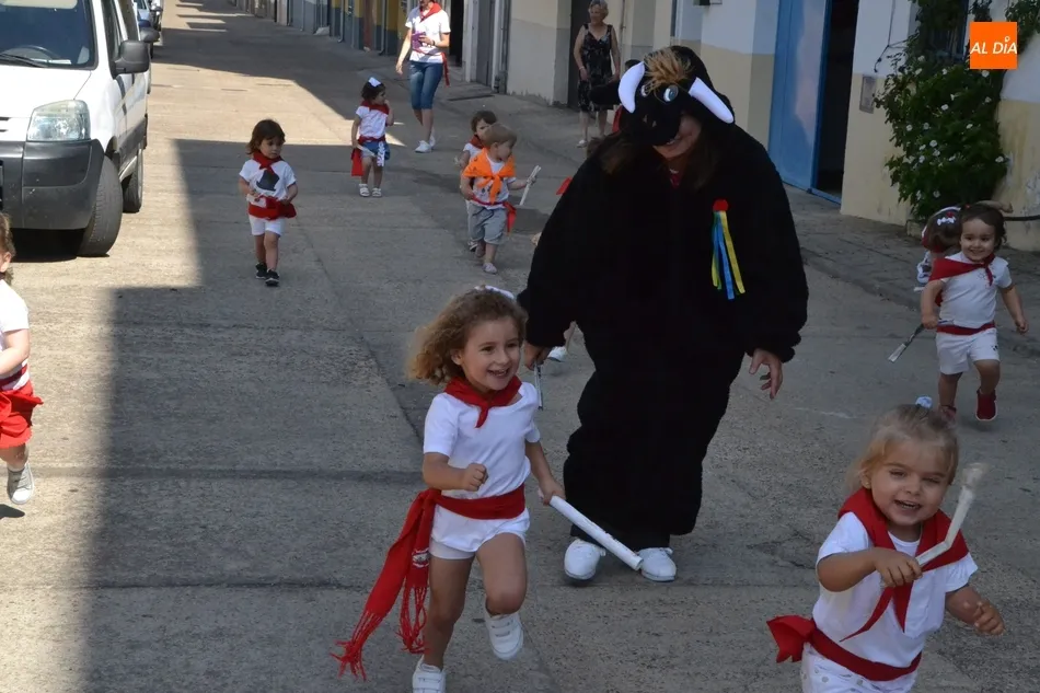 Foto 10 - La Escuela Infantil de Ciudad Rodrigo corre el primer encierro de los Sanfermines 2019  