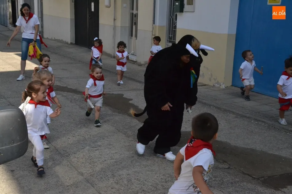 Foto 8 - La Escuela Infantil de Ciudad Rodrigo corre el primer encierro de los Sanfermines 2019  