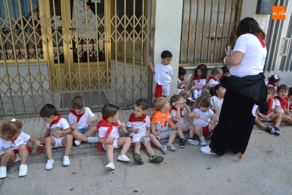 Foto 2 - La Escuela Infantil de Ciudad Rodrigo corre el primer encierro de los Sanfermines 2019  