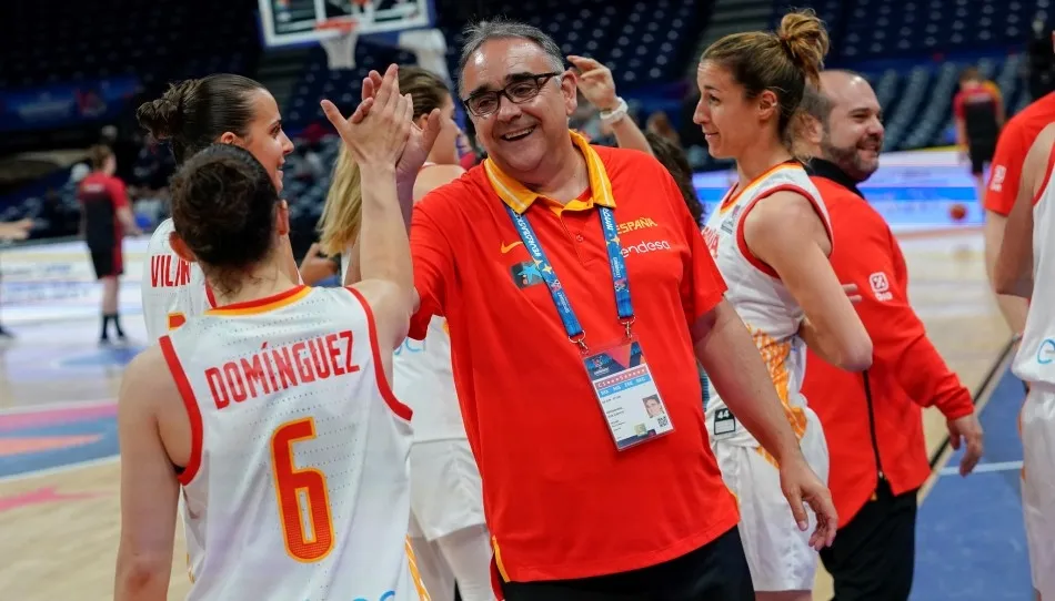 El técnico salmantino, José Ignacio Hernández, integrante de la delegación de la FEB, felicita a Silvia Dominguez, jugadora de Avenida, tras la victoria ante Rusia. Foto FEB