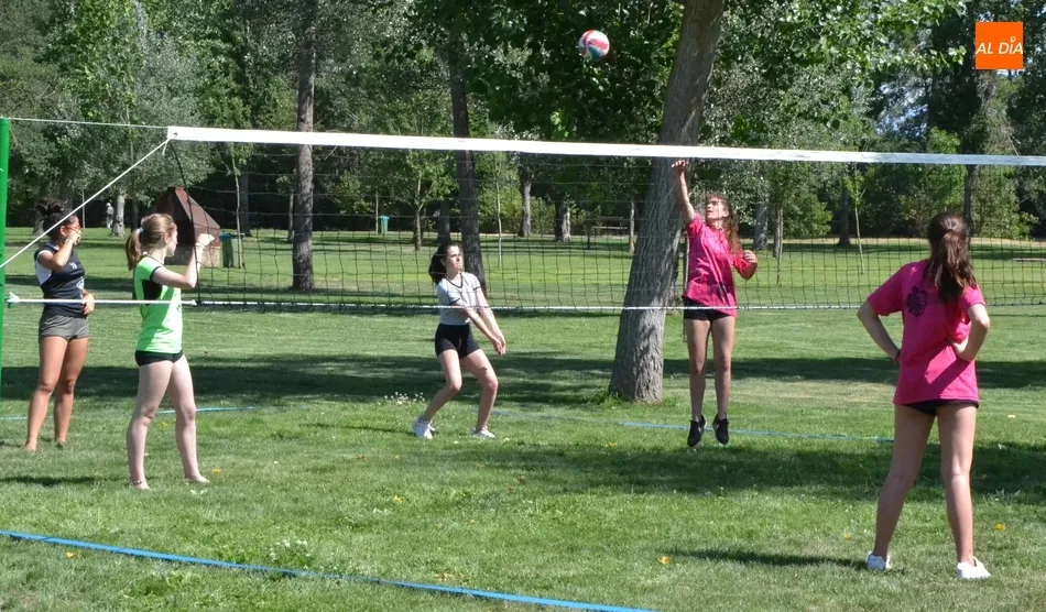 Foto 2 - Habilitada una pista de voleibol en la Alameda Vieja  