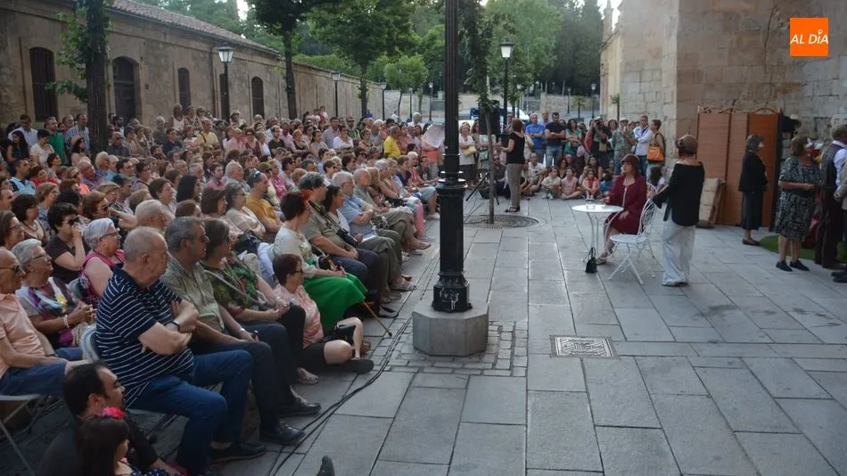 Representación teatral de Komo Teatro en la Plaza de las Úrsulas. Foto: Lydia González