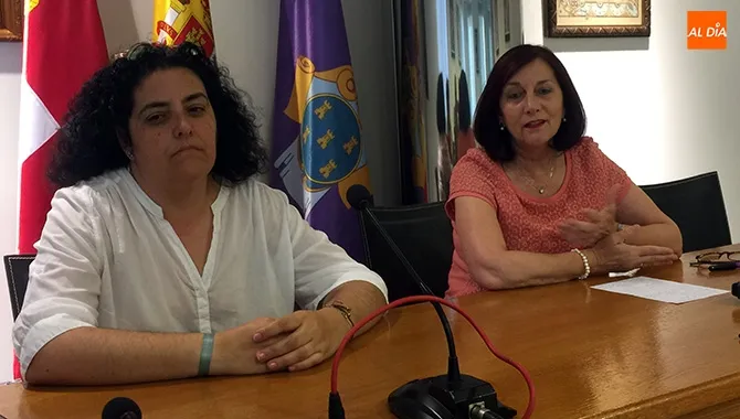 La alcaldesa Carmen Ávila y la concejal Patro Macias, presentaban el Programa Mixto y el de Garantía Juvenil