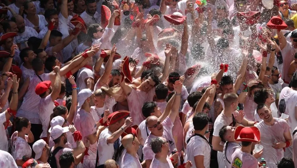 Gran ambiente en la plaza del Ayuntamiento de Pamplona