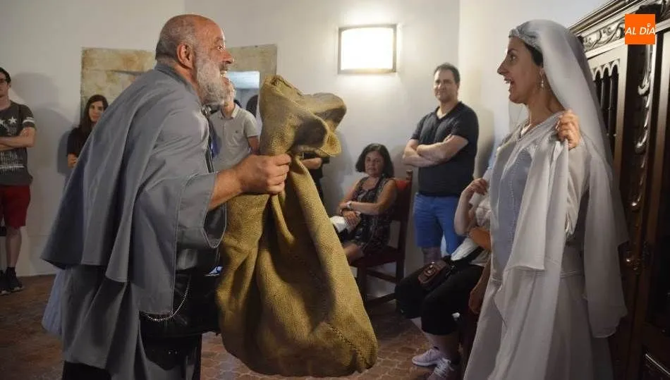 Fernando Saldaña y Noelia González Marcos ‘Carioca’, protagonistas de esta visita teatralizada en la Torre del Clavero. Foto de Lydia González