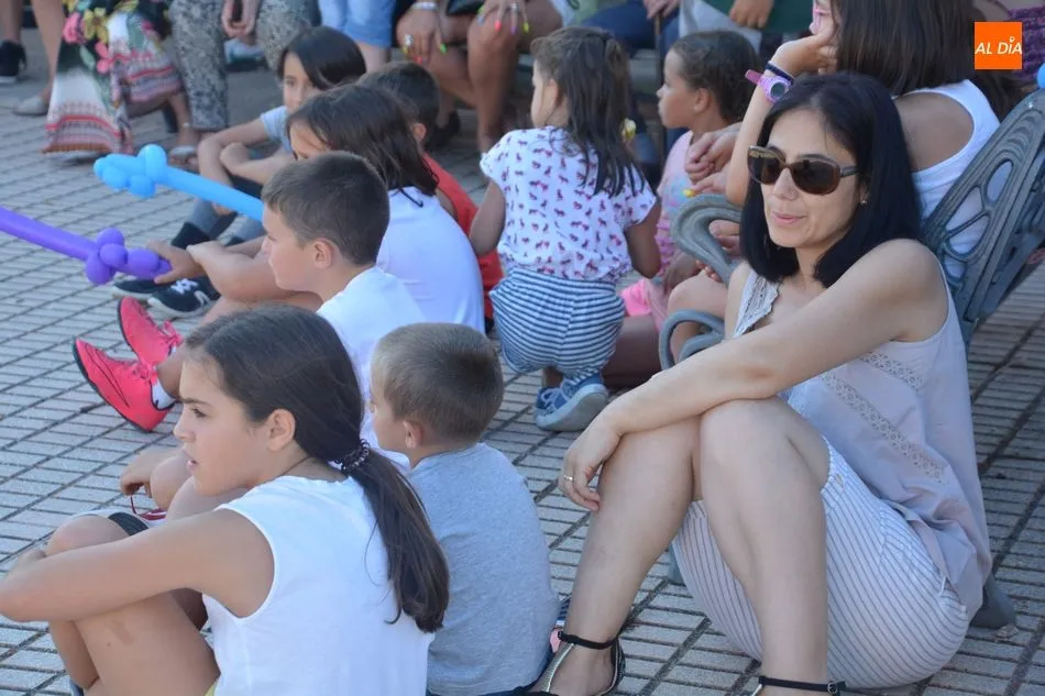 Foto 5 - Diversi&oacute;n infantil y acrobacias de aves en las fiestas de Galindo y Perahuy