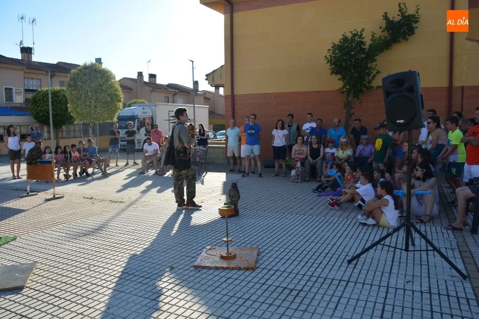 Foto 4 - Diversi&oacute;n infantil y acrobacias de aves en las fiestas de Galindo y Perahuy