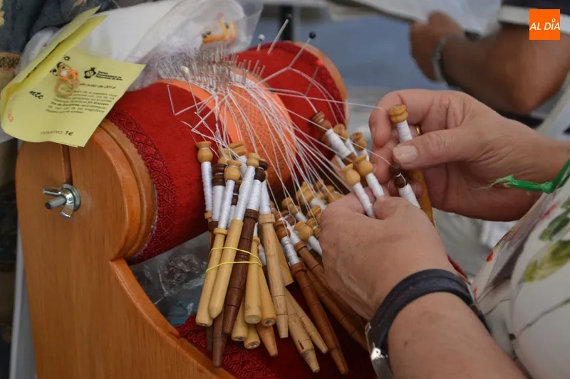 Foto 10 - El arte del encaje de bolillos se teje por un centenar de encajeras en su XV encuentro en Pe&ntilde;aranda