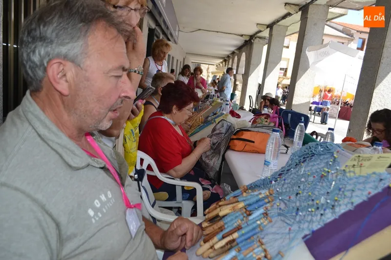 Foto 7 - El arte del encaje de bolillos se teje por un centenar de encajeras en su XV encuentro en Pe&ntilde;aranda