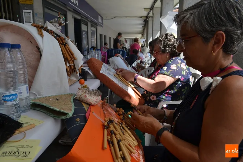 Foto 6 - El arte del encaje de bolillos se teje por un centenar de encajeras en su XV encuentro en Pe&ntilde;aranda
