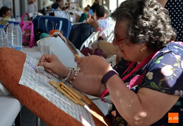 Foto 4 - El arte del encaje de bolillos se teje por un centenar de encajeras en su XV encuentro en Pe&ntilde;aranda