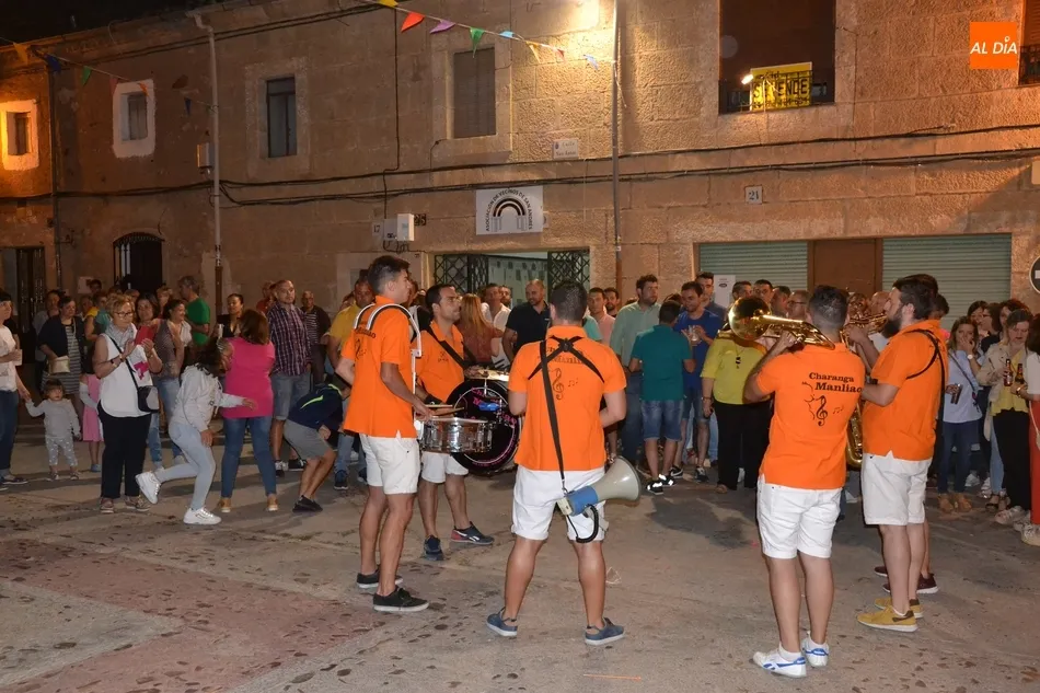 La Charanga Manliao revoluciona la noche sabatina en el barrio de San Andrés  