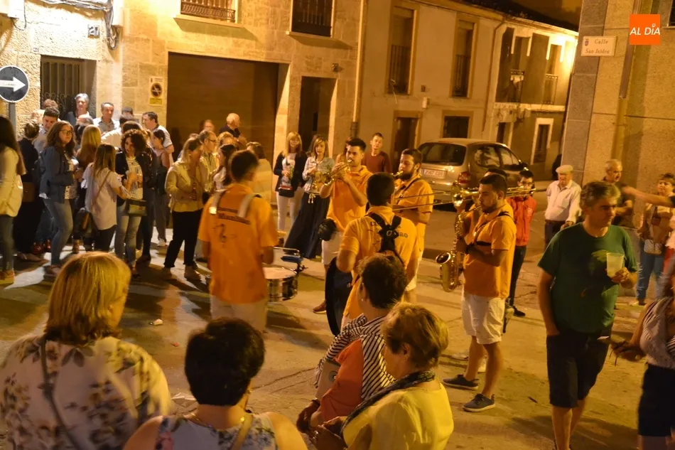 Foto 5 - La Charanga Manliao revoluciona la noche sabatina en el barrio de San Andr&eacute;s  
