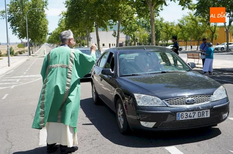 Foto 2 - San Crist&oacute;bal bendice los veh&iacute;culos de los salmantinos
