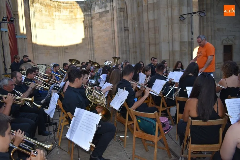Mario Vercher dirigiendo la Banda de Música de Alba de Tormes