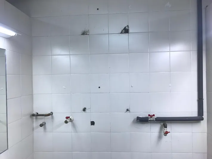 Foto 8 - Falta de puerta en las duchas, cerraduras destrozadas o agua sin presi&oacute;n, entre las deficiencias...