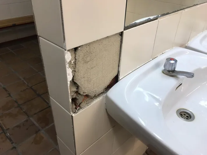 Foto 6 - Falta de puerta en las duchas, cerraduras destrozadas o agua sin presi&oacute;n, entre las deficiencias...