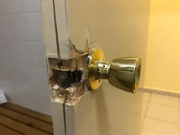 Foto 5 - Falta de puerta en las duchas, cerraduras destrozadas o agua sin presi&oacute;n, entre las deficiencias...