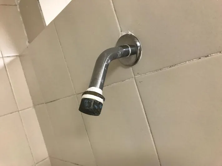 Foto 4 - Falta de puerta en las duchas, cerraduras destrozadas o agua sin presi&oacute;n, entre las deficiencias...
