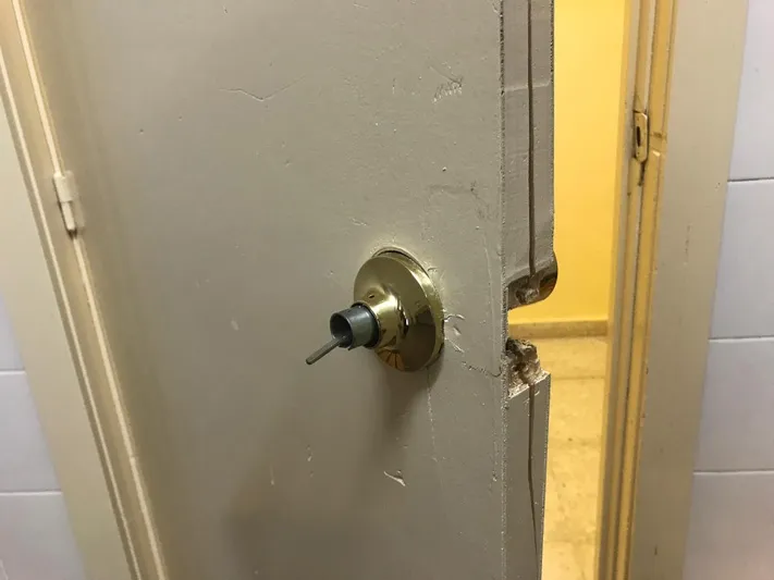 Foto 3 - Falta de puerta en las duchas, cerraduras destrozadas o agua sin presi&oacute;n, entre las deficiencias...