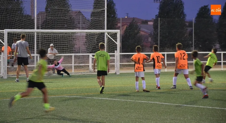 Foto 6 - Enredados gana el duelo infantil del Torneo de Verano de F&uacute;tbol 7  