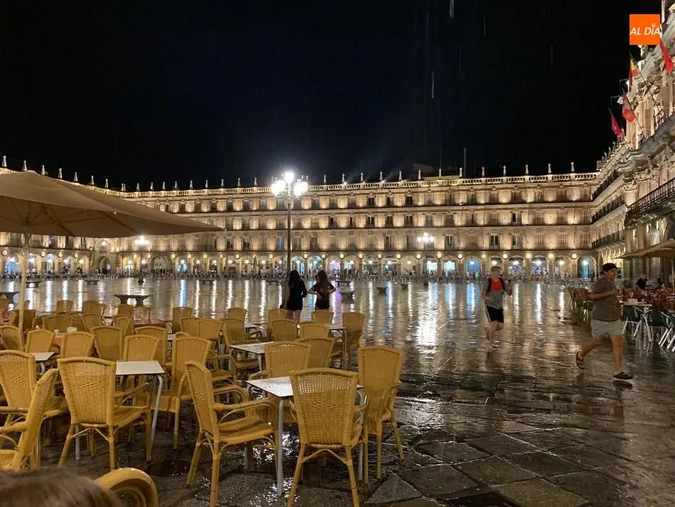 Foto 3 - La primera tormenta del verano deja la noche salmantina desierta