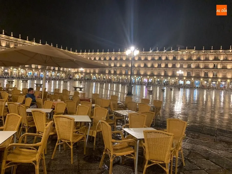 Foto 2 - La primera tormenta del verano deja la noche salmantina desierta