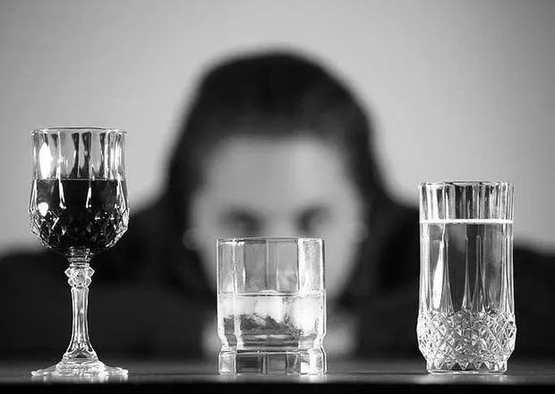 El consumo de alcohol en personas con sida está asociado a una menor supresión rival / Europa Press