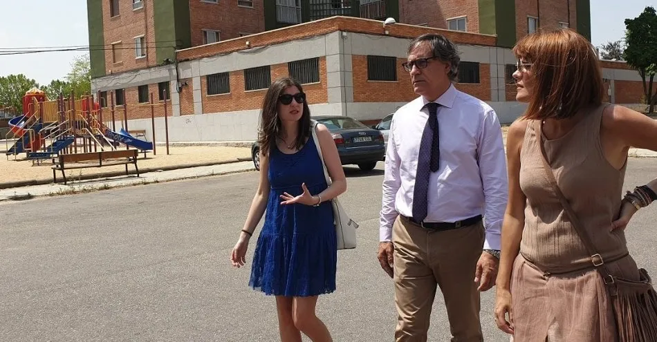Foto 3 - El alcalde se compromete con los vecinos y anuncia mejoras en los parques y plazas del barrio de...