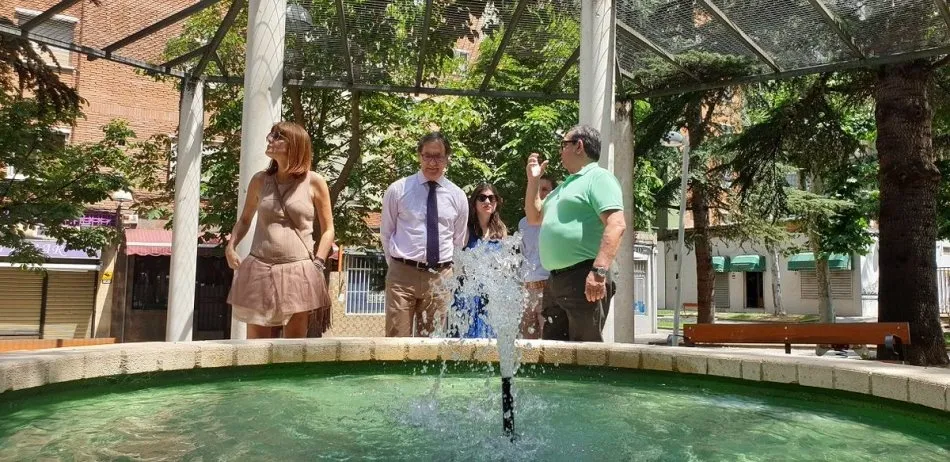 Foto 2 - El alcalde se compromete con los vecinos y anuncia mejoras en los parques y plazas del barrio de...
