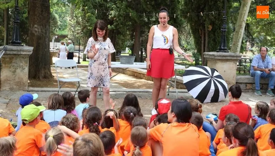 La concejala de Educación, Mª Victoria Bermejo, a la izquierda, en su visita a la biblioteca del Campo San Francisco. Foto de Víctor Sánchez