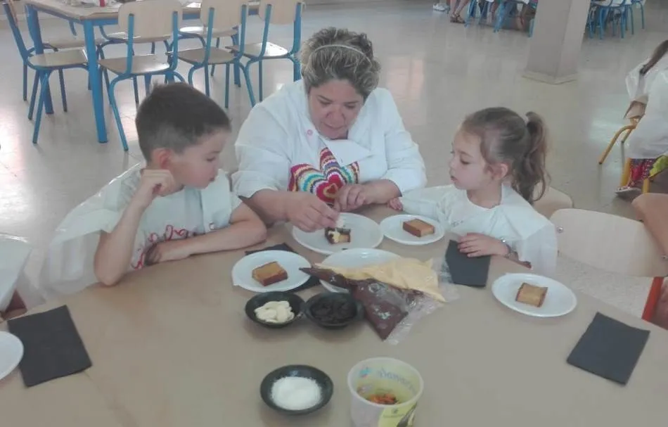 Foto 4 - Los ni&ntilde;os de Conciliamos en Verano hacen sus pinitos como cocineros