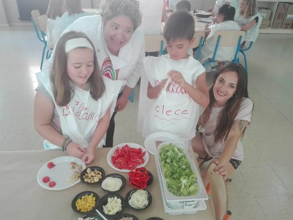 Foto 10 - Los ni&ntilde;os de Conciliamos en Verano hacen sus pinitos como cocineros
