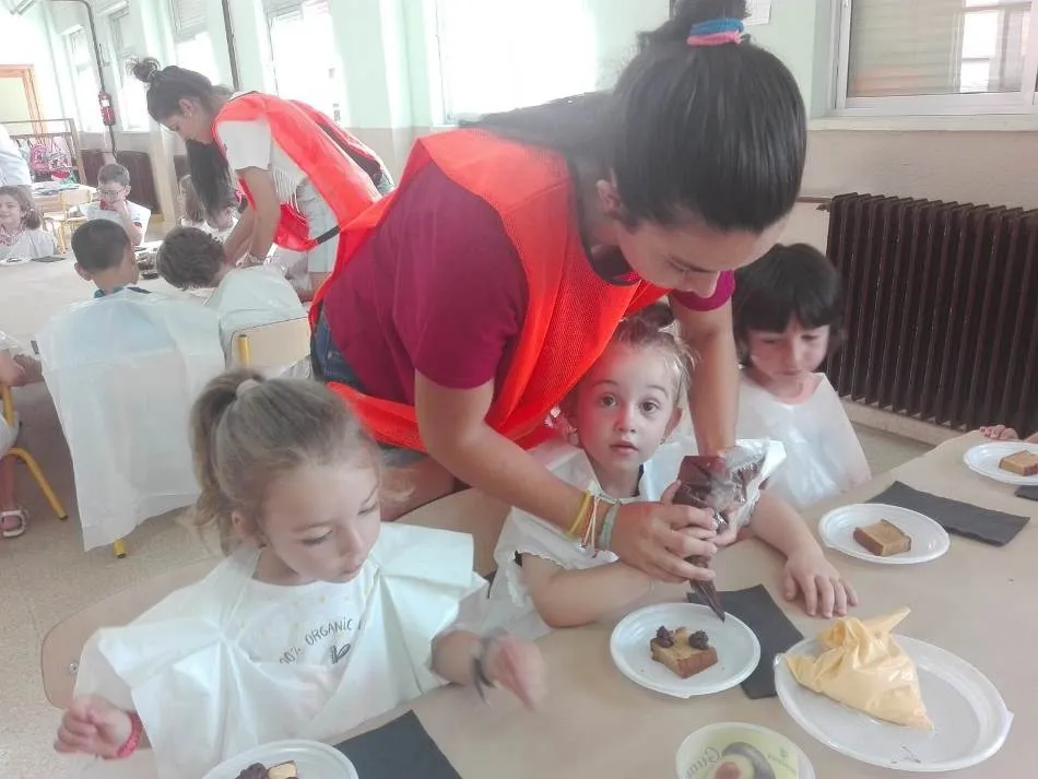 Foto 3 - Los ni&ntilde;os de Conciliamos en Verano hacen sus pinitos como cocineros