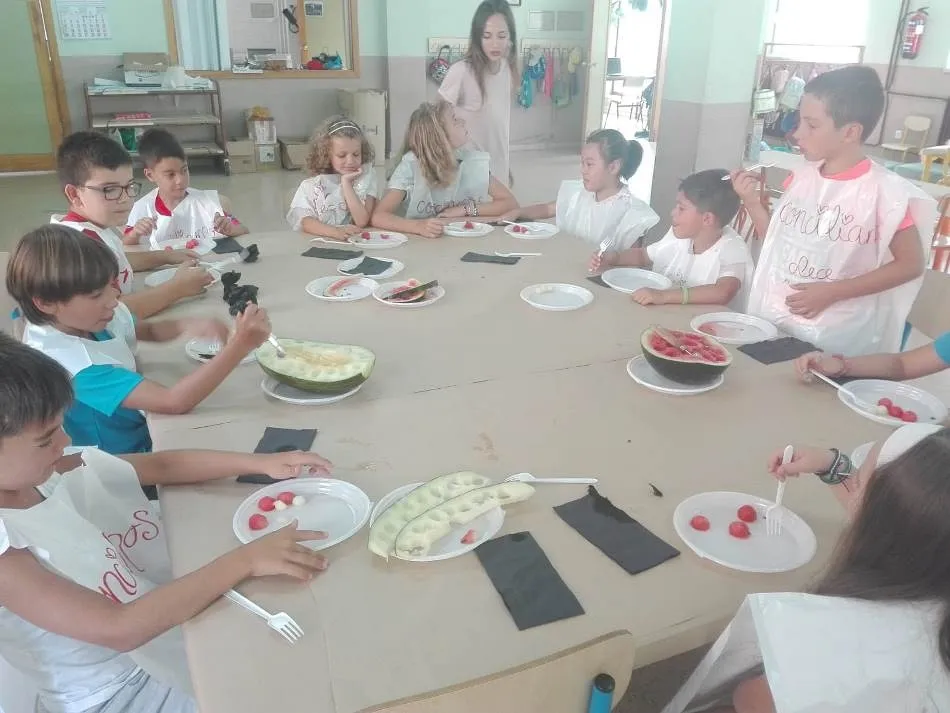 Foto 2 - Los ni&ntilde;os de Conciliamos en Verano hacen sus pinitos como cocineros