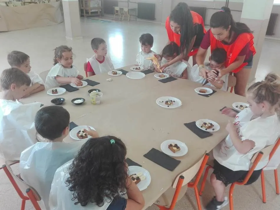 Foto 9 - Los ni&ntilde;os de Conciliamos en Verano hacen sus pinitos como cocineros