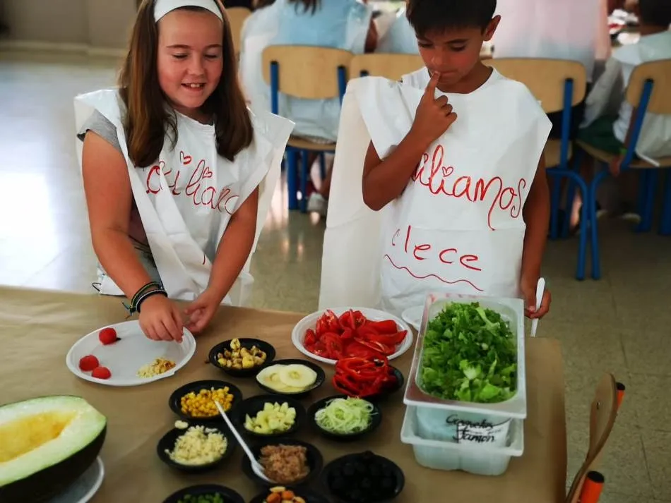 Foto 5 - Los ni&ntilde;os de Conciliamos en Verano hacen sus pinitos como cocineros